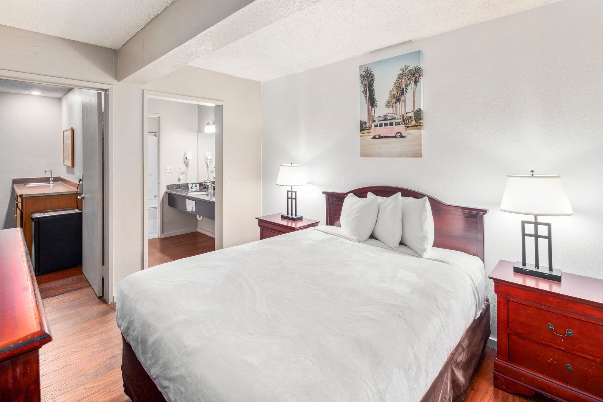 جناح بريميوم بسرير كوين، Inn at Lake Washington By OYO I-405 2/4