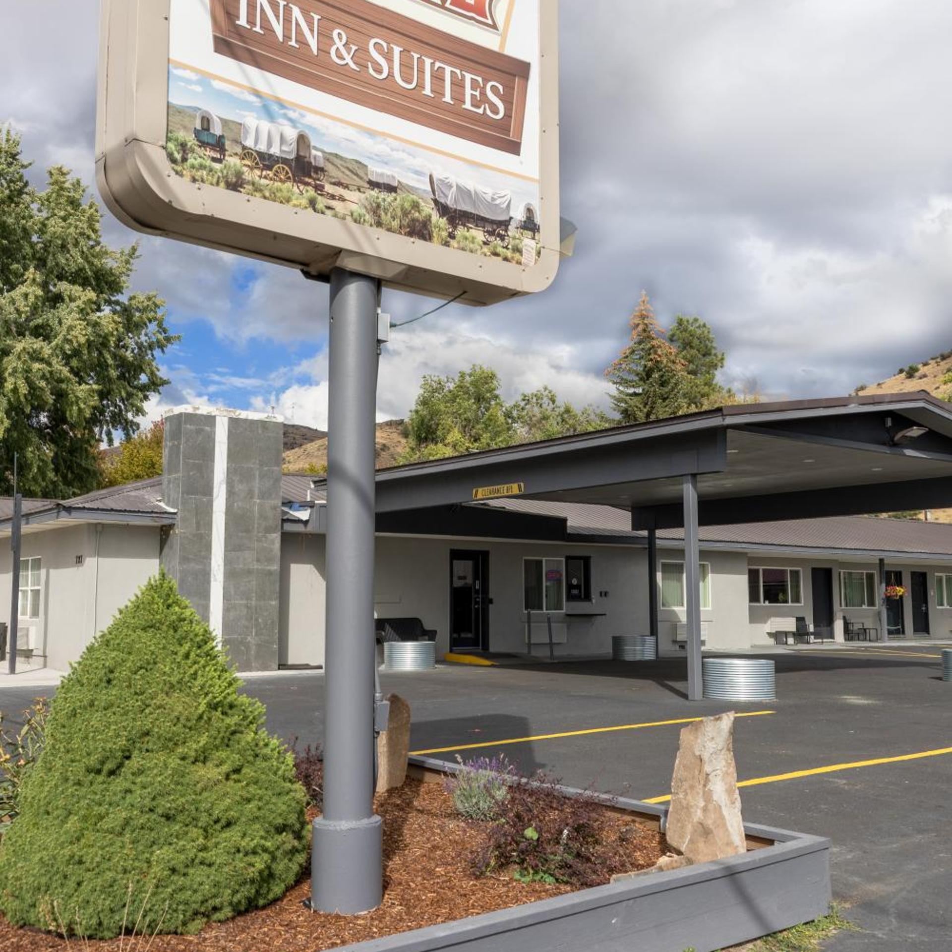 Oregon Trail Inn and Suites 2/50