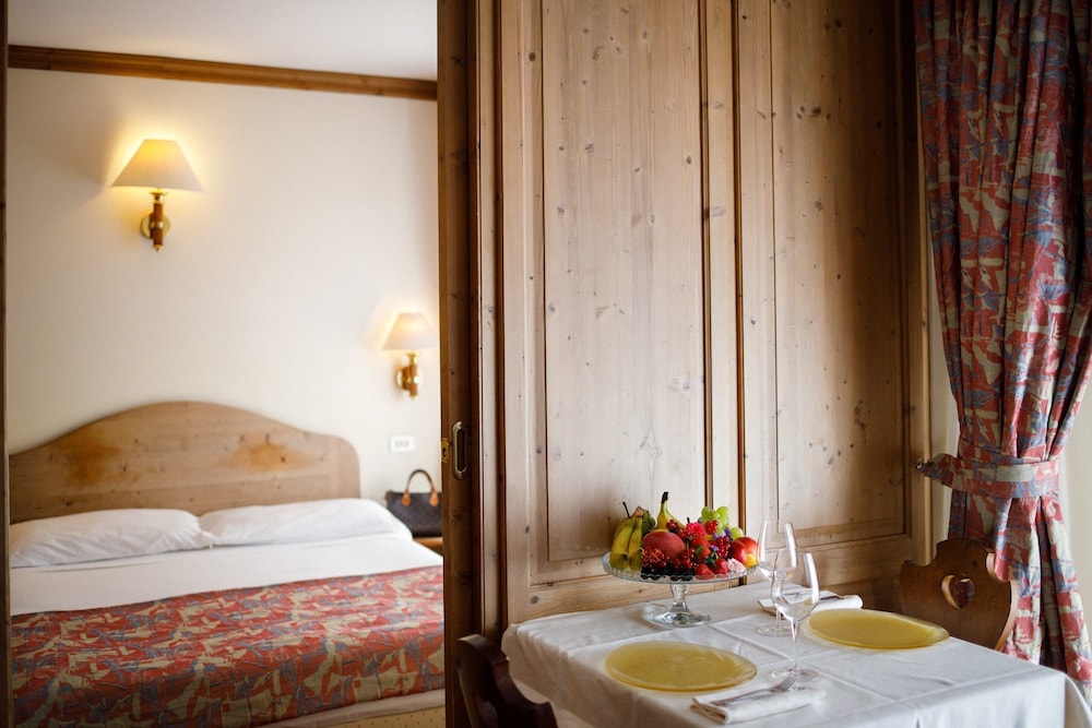 غرفة كلاسيكية ثلاثية بثلاثة أسرّة، Hotel Alaska Cortina 6/10