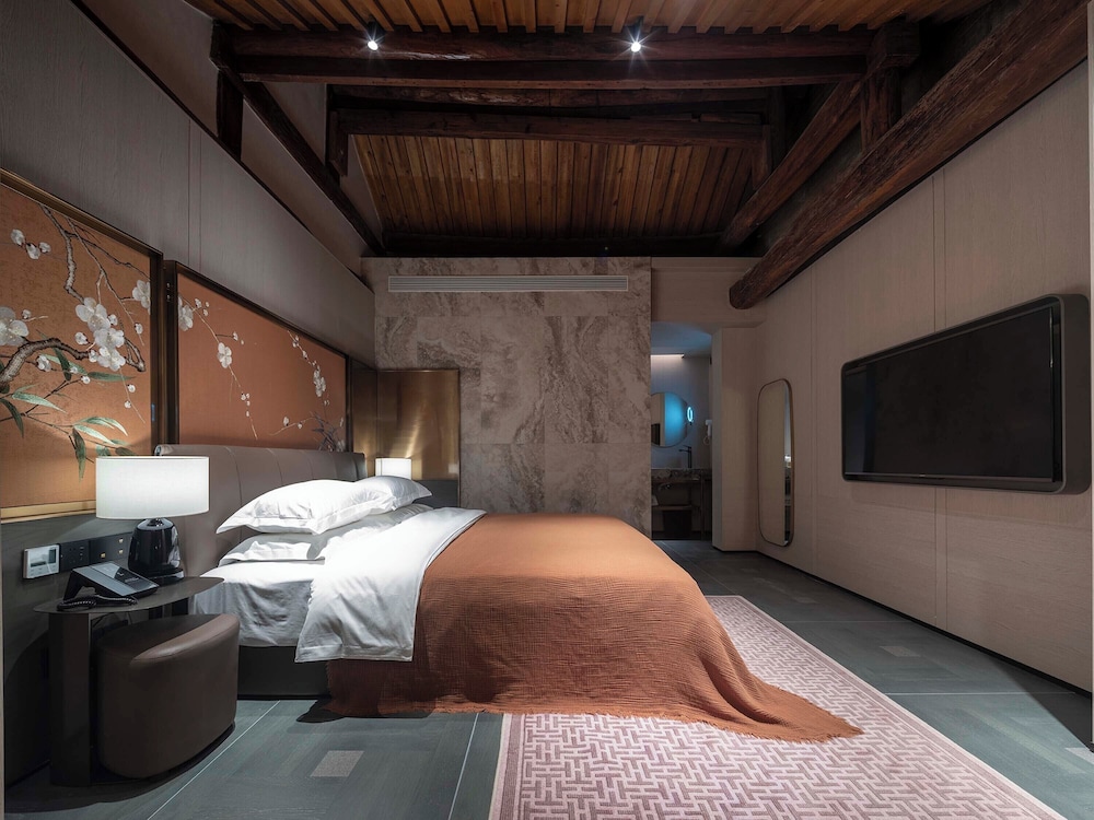 Design, Queen Bed, Courtyard View