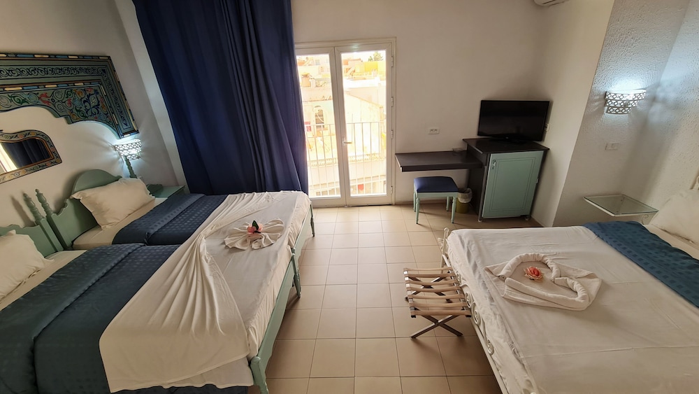 ROOM, QUADRUPLE