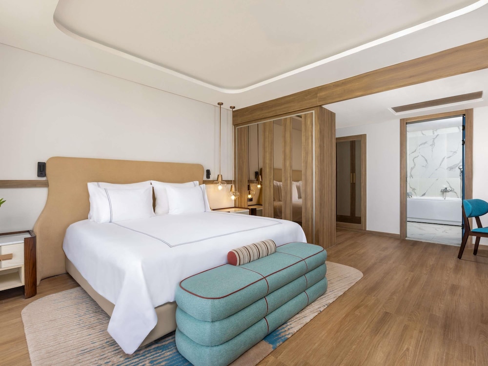 Senior, Suite, King and Twin Beds, Beach Side