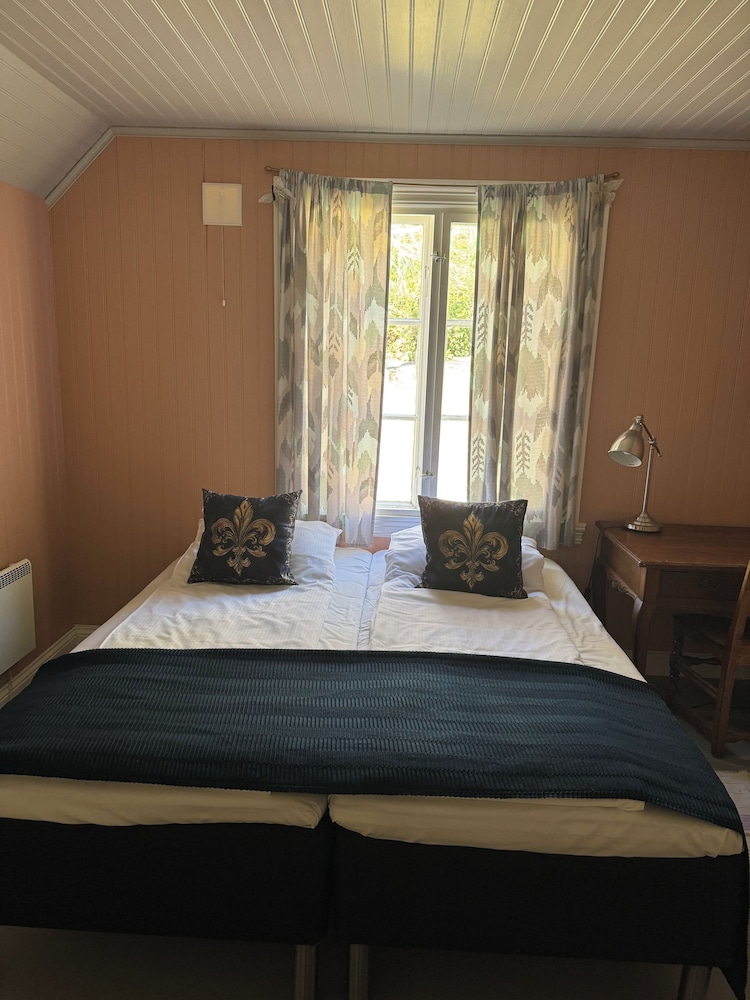 Residential, 6 Beds