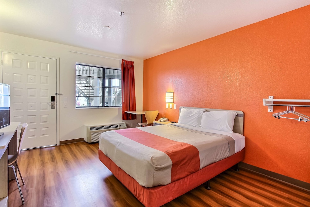Motel6 Salinas, CA - North Monterey Area 20/41