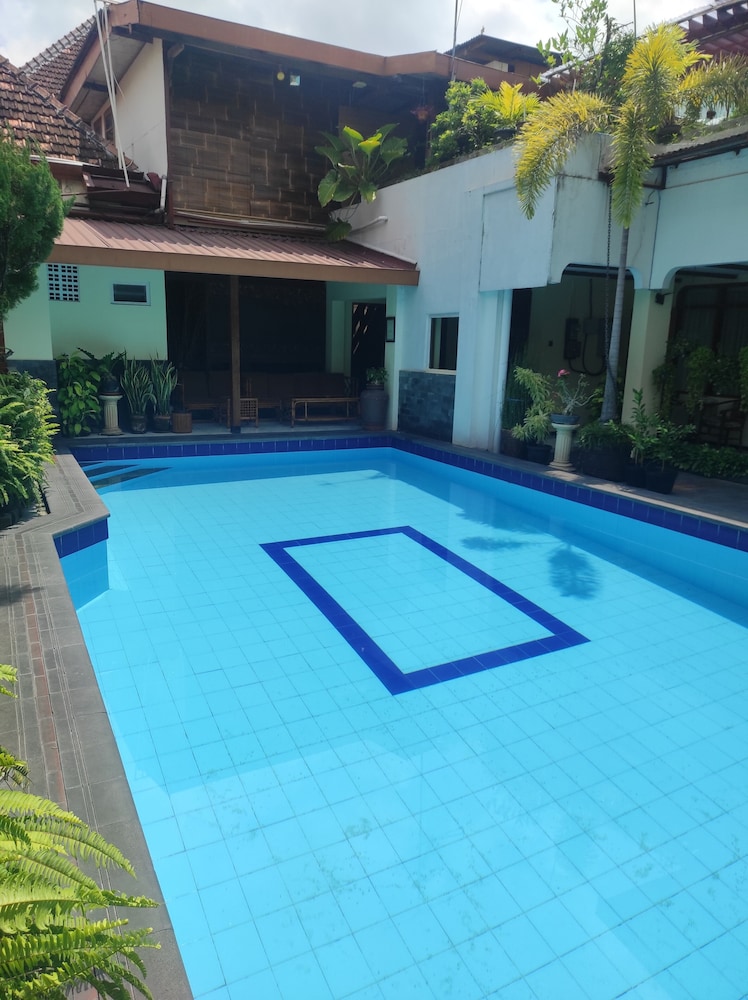 Duta Guest House 24/48