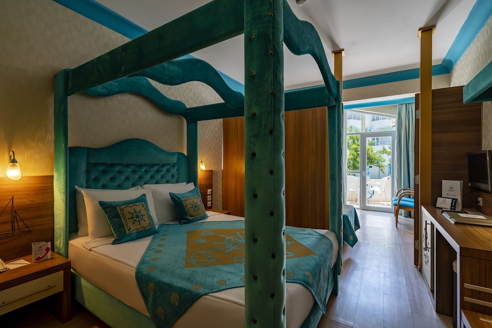 Miarosa Kemer Beach 8/73