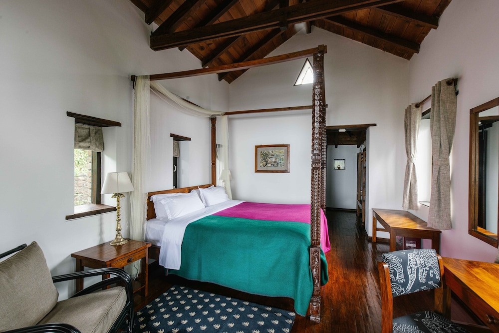 TRADITIONAL, DOUBLE OR TWIN BED, MOUNTAIN SIDE, MOUNTAIN VIEW
