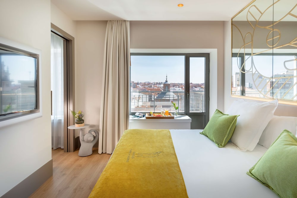 DELUXE, CITY VIEW