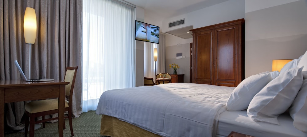 DELUXE, DOUBLE BED