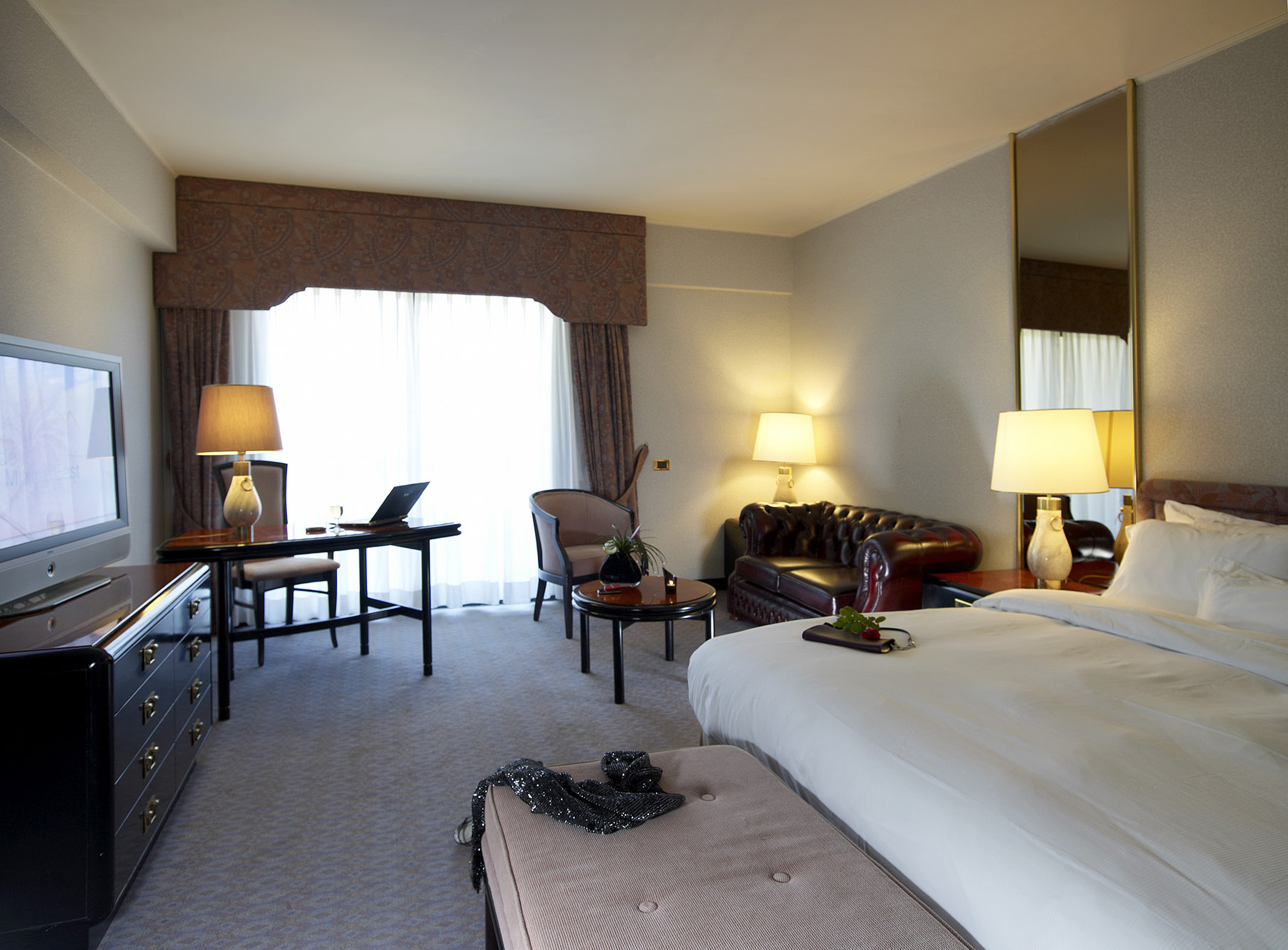 غرفة تنفيذية بسرير مزدوج أو سريرين منفصلين بإطلالة على الحديقة