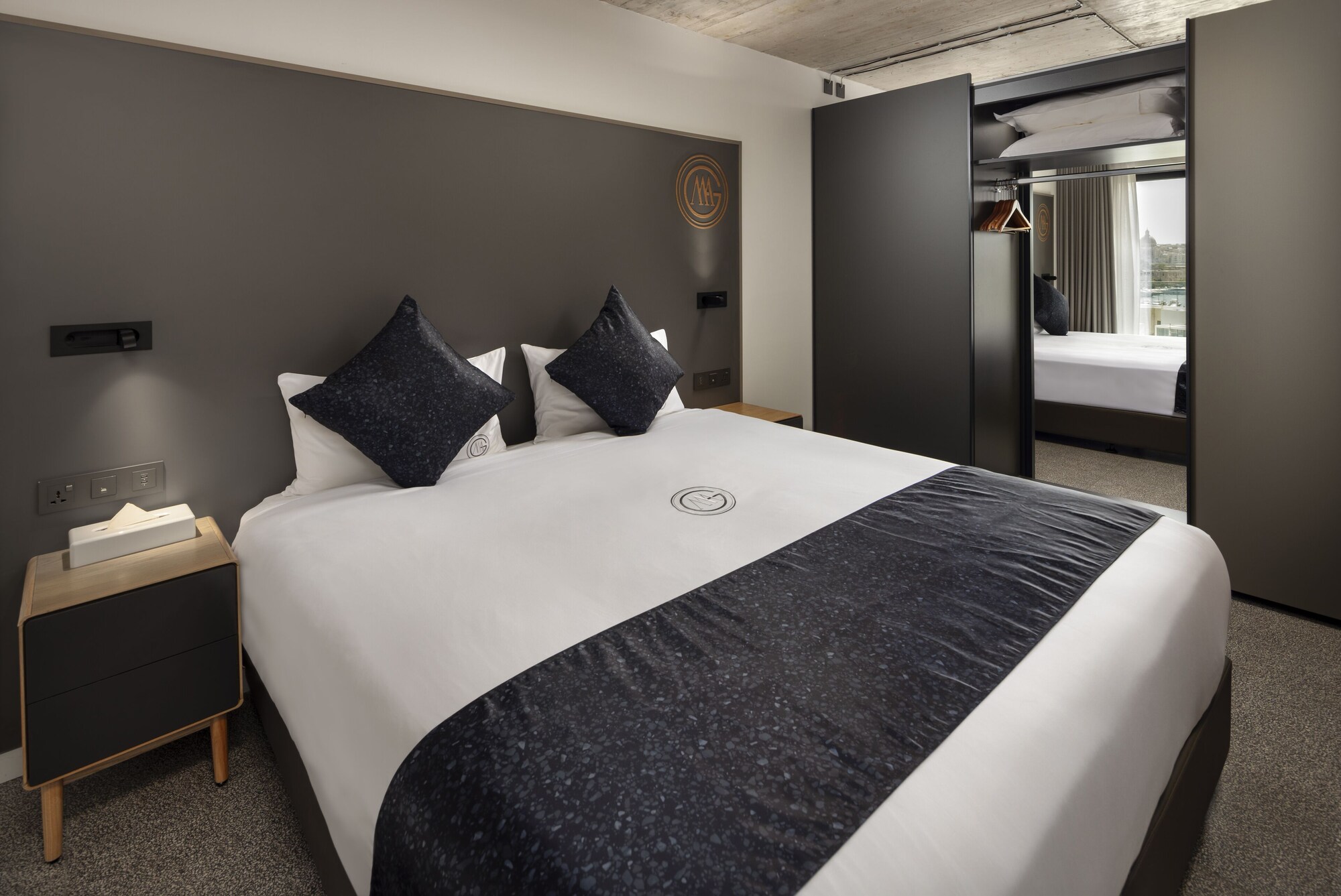 FAMILY SUITE, EXECUTIVE