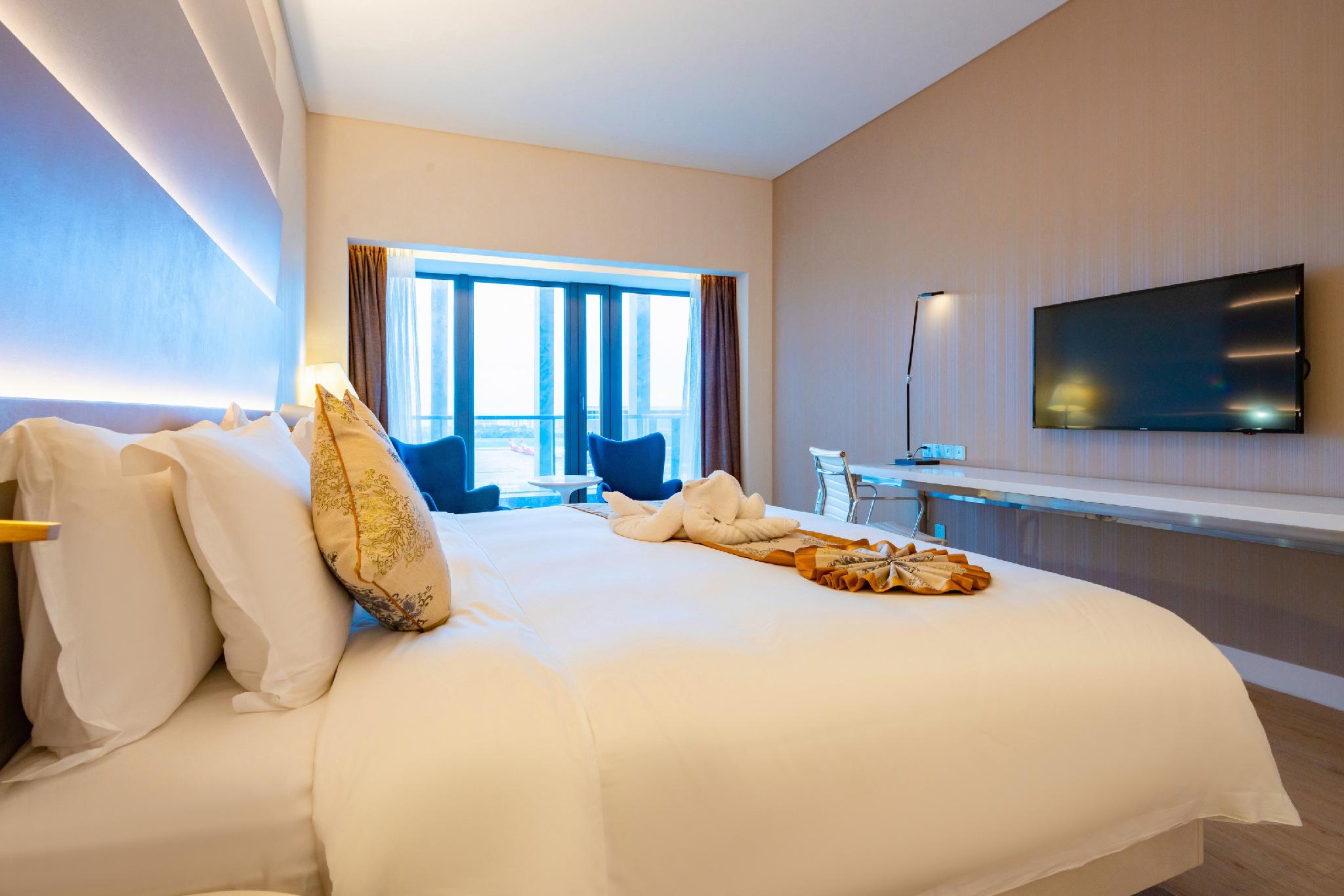 Deluxe, King Bed, Airport View