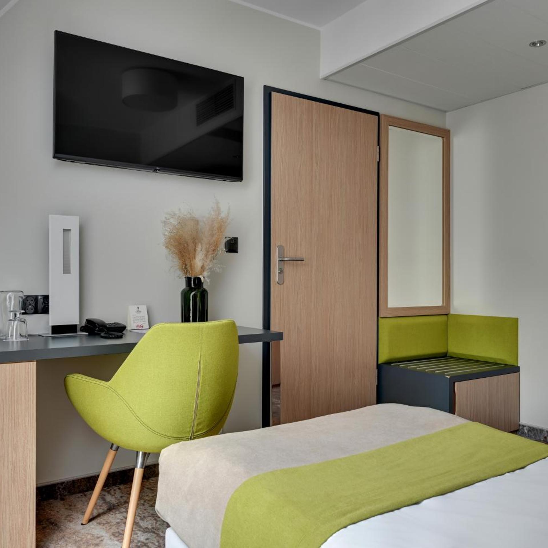 ROOM, SINGLE