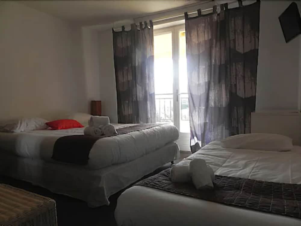 Aiglon Bylitis Hotel 17/66