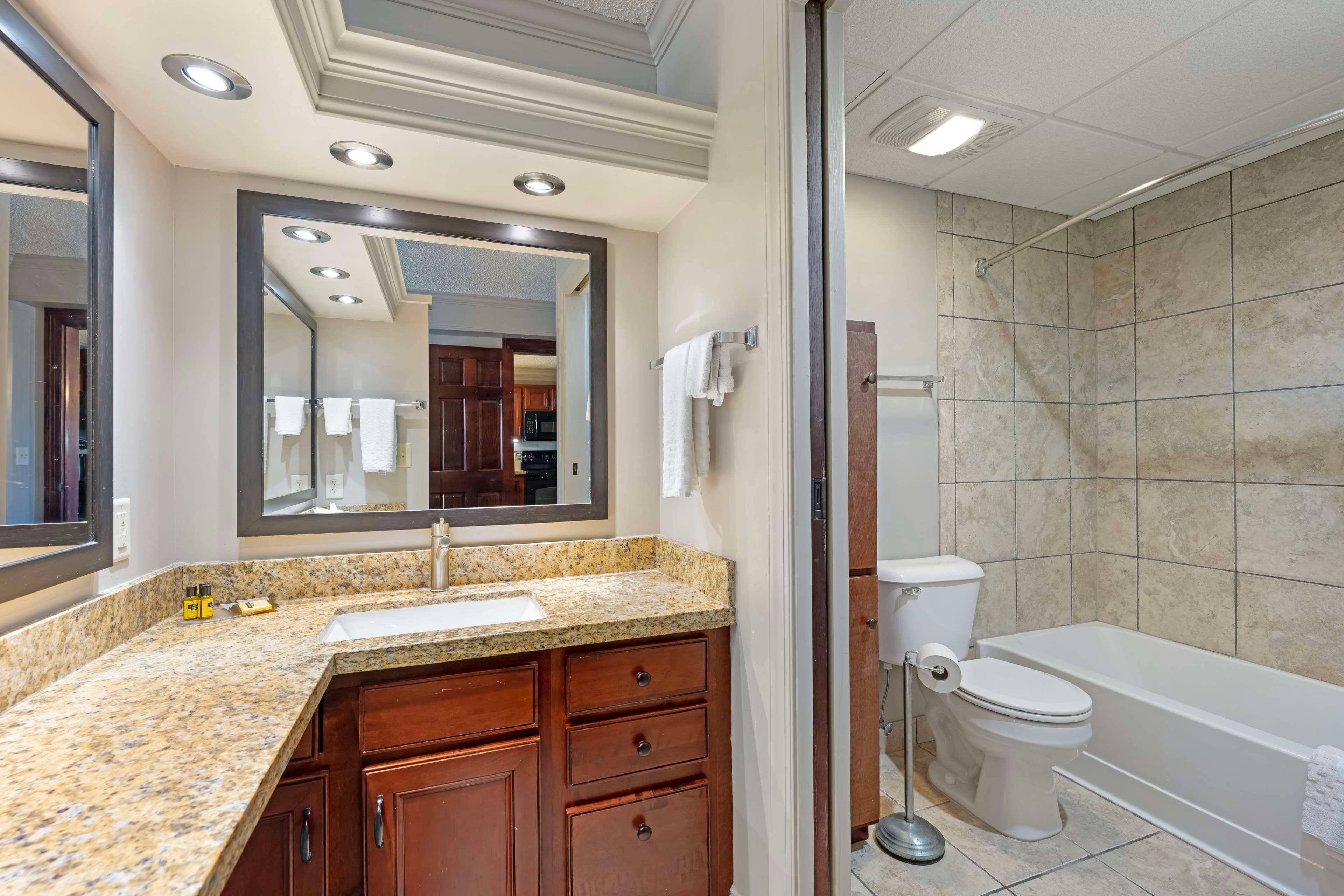 شقة بسرير كينج وسرير كوين بغرفتي نوم مع أريكة بمنطقة جلوس بمطبخ، Best Western Plus Mid Nebraska Inn & Suites 8/10