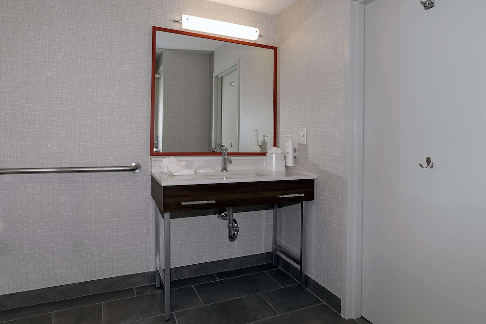 Holiday Inn Express Hotel and Suites Port Charlotte 32/34