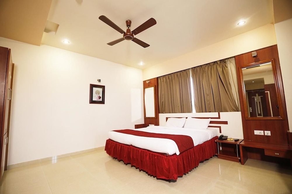 HOTEL EXCELLENCY 12/50