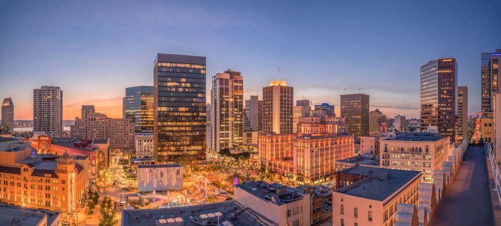 Gaslamp Plaza Suites 62/68