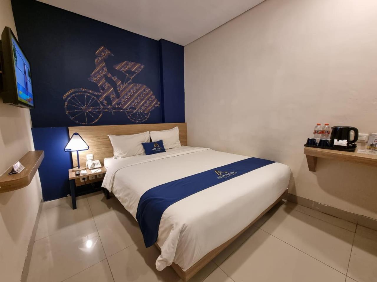 Standard, Queen Bed, No Window