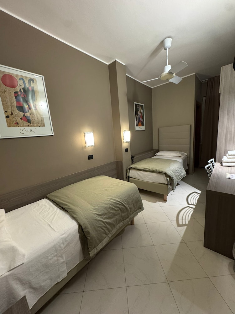 ROOM, TWIN BEDS