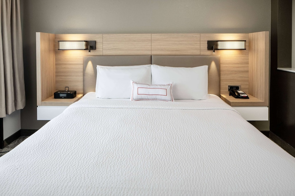 SUITE, KING BED