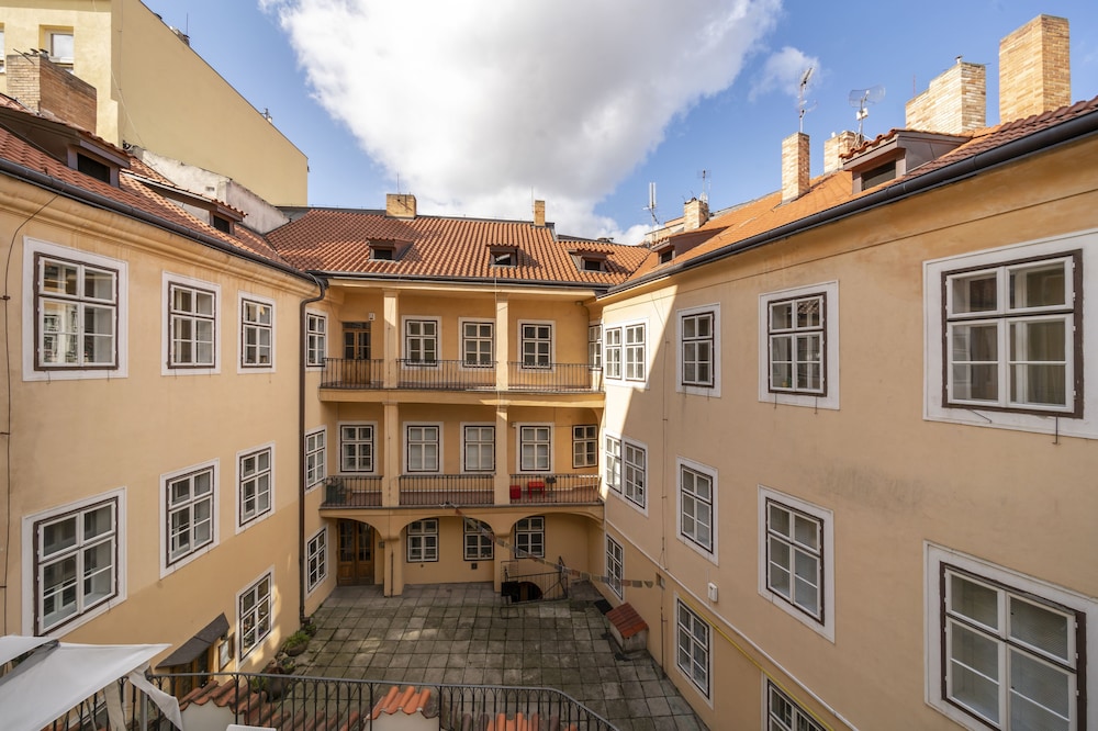 Old Town Aparthotel Michalska 2/75