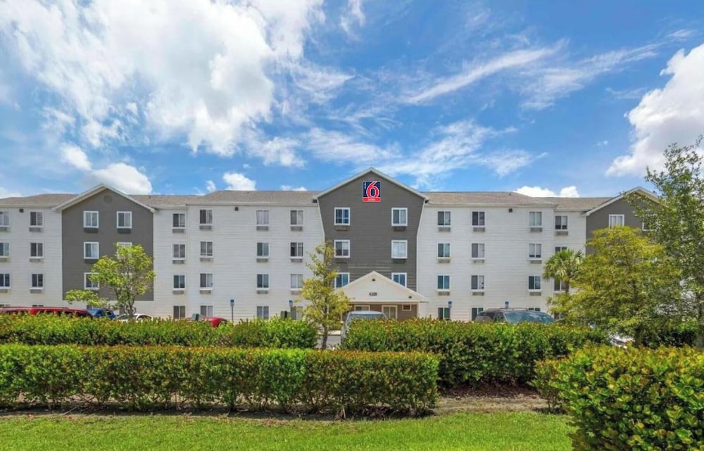 Studio 6 Extended Stay Fort Myers FL 38/49