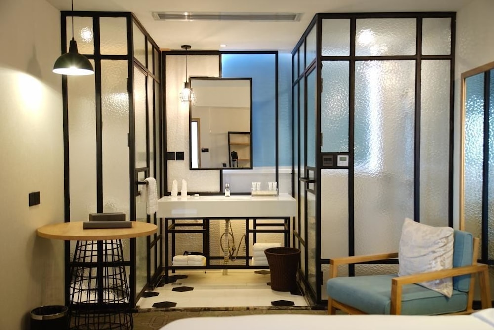 Shenzhen Flight One Hotel 8/11