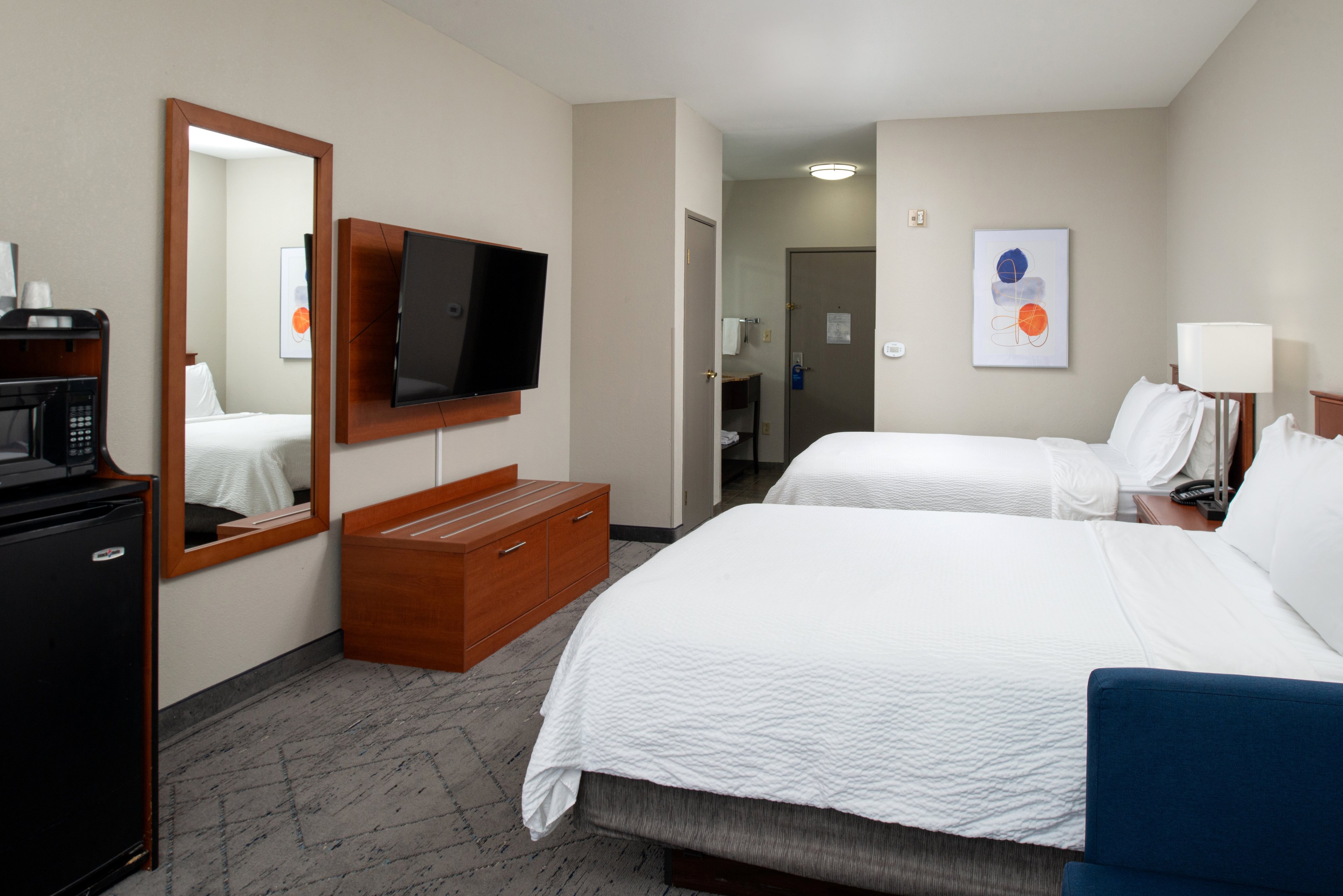 غرفة بسريرين كوين مع أريكة