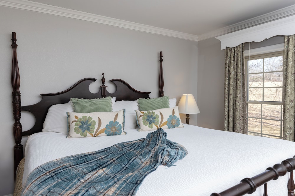 Fireside, Suite, King Bed, Jetted Tub