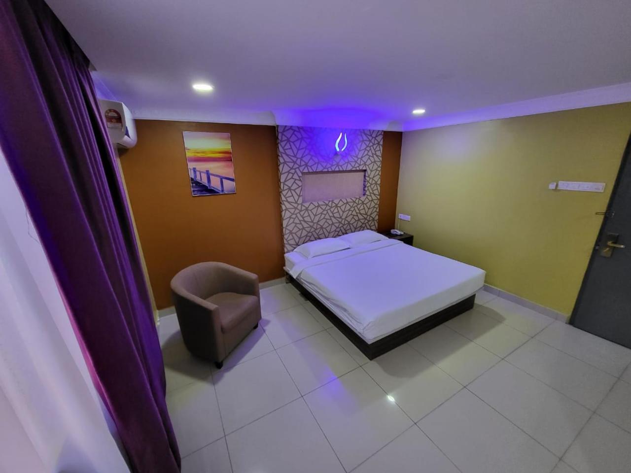 Deluxe, King Bed