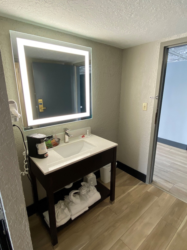 Days Inn by Wyndham Fort Pierce Midtown 31/55