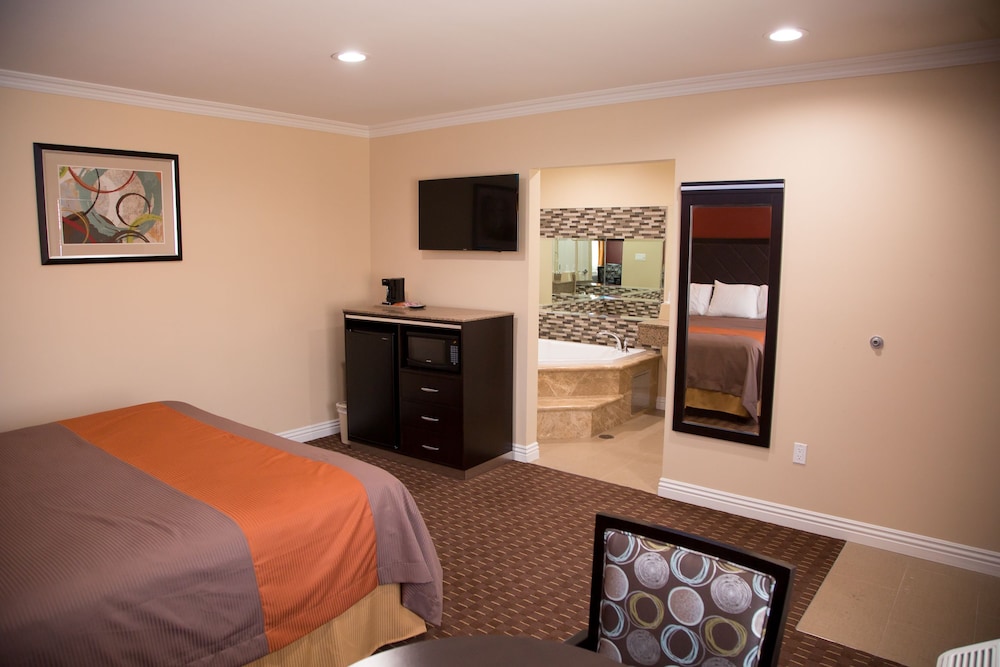 Diamond Bell Inn And Suites 26/54