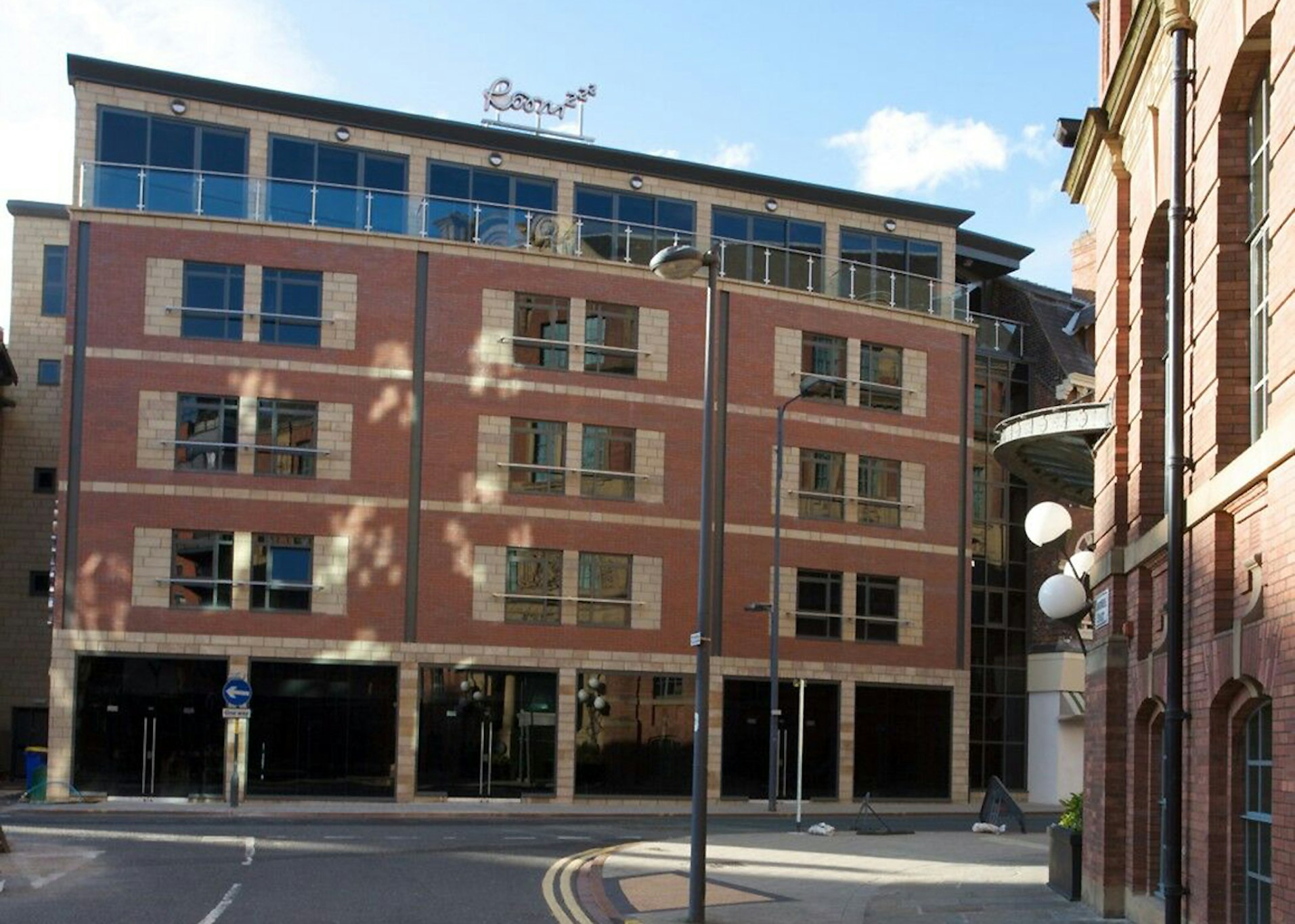 Roomzzz Leeds City Centre 18/21
