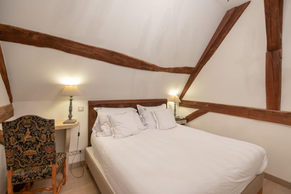 SUITE, QUEEN BED
