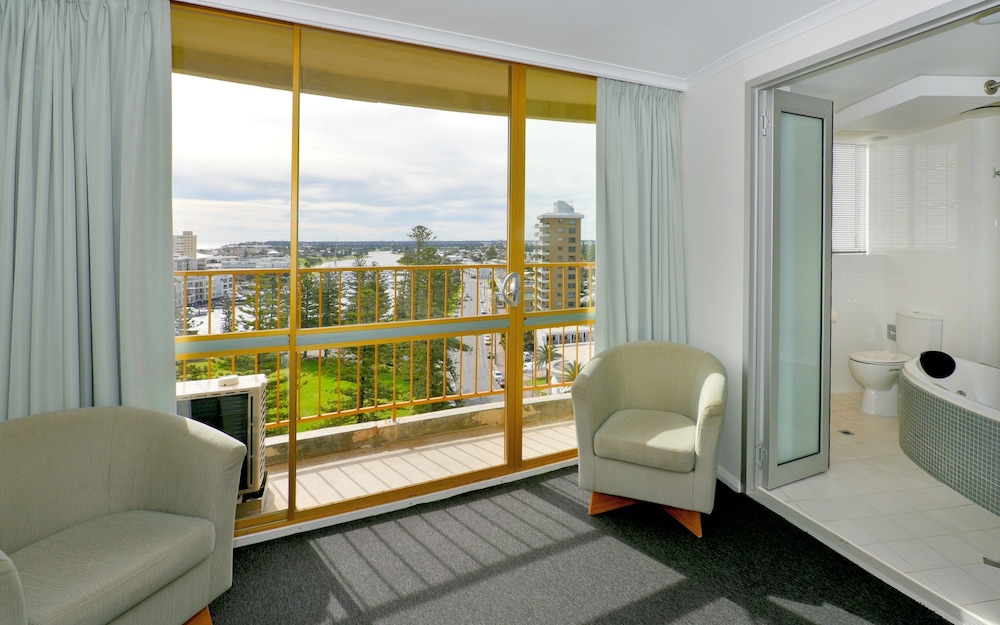 Atlantic Tower Motor Inn 40/45