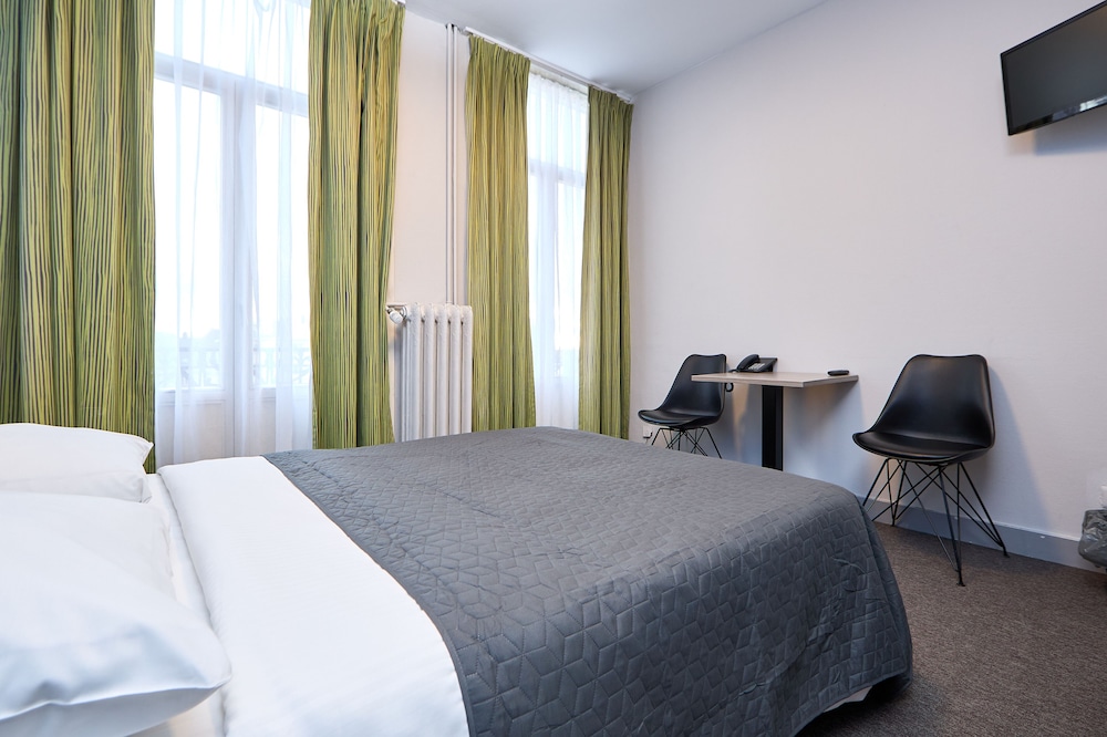ROOM, DOUBLE BED