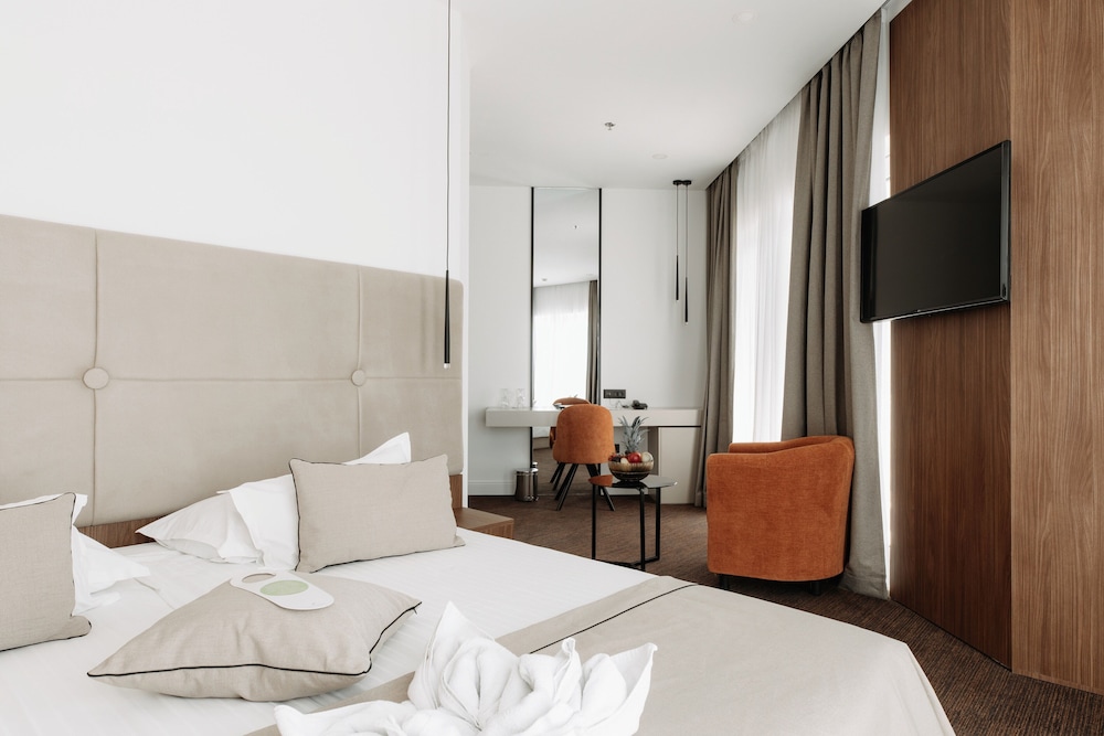DELUXE, DOUBLE BED, PARTIAL SEA VIEW, BALCONY