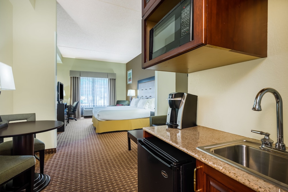 Holiday Inn Express & Suites North East 52/53