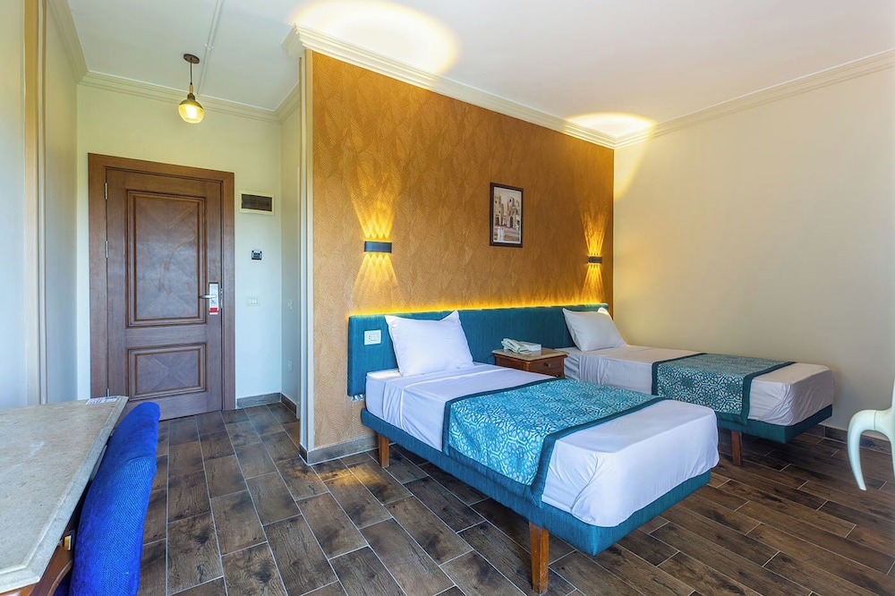 St George Hotel Cairo 19/72