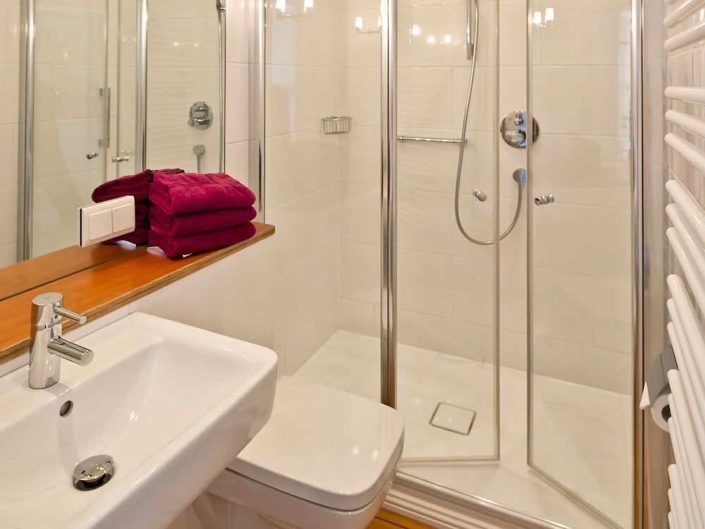 Economy, Single, Queen Bed