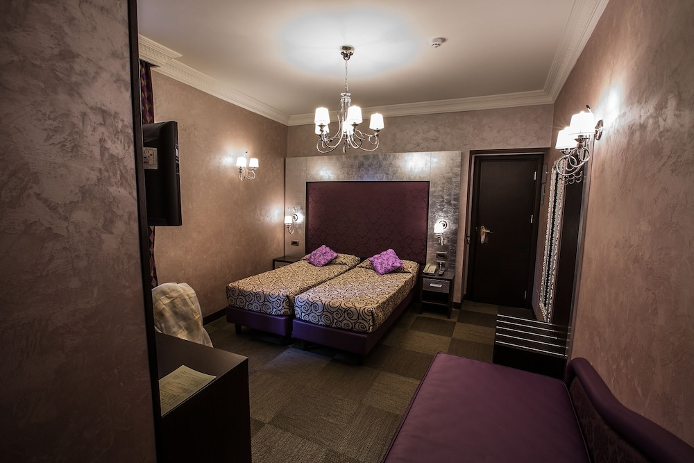 غرفة كلاسيكية ثلاثية بسرير كوين وسرير فردي، Hotel Romano 2/3