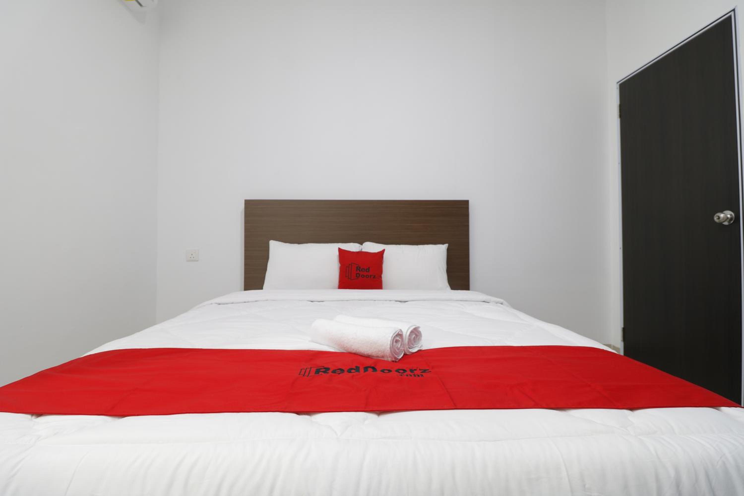 RedDoorz Plus near Kepri Mall 17/44