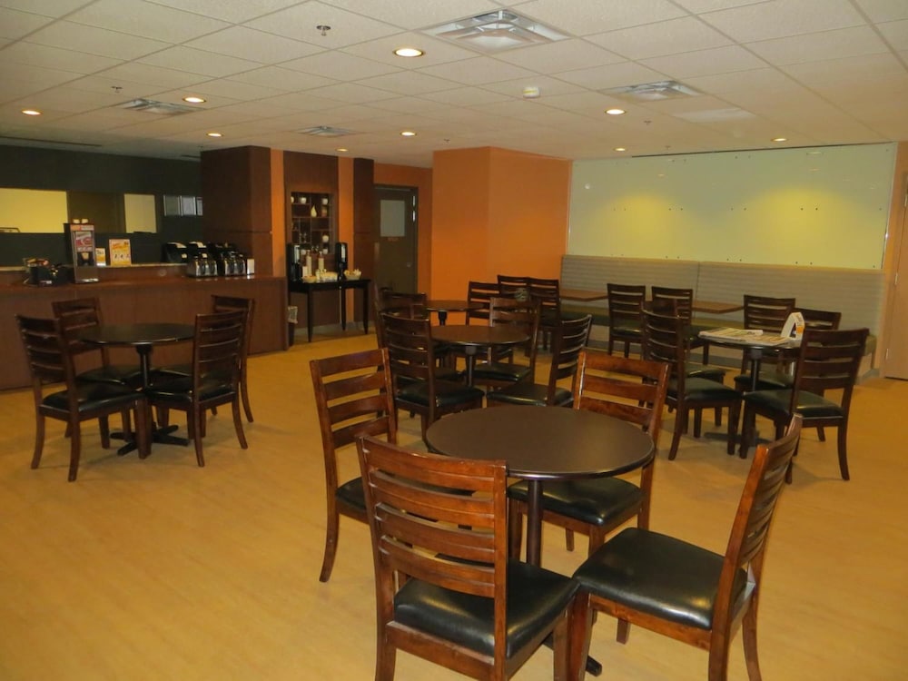 Econo Lodge Winnipeg 34/40