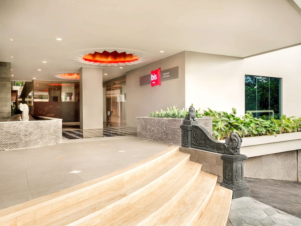 IBIS YOGYAKARTA ADI SUCIPTO 6/54