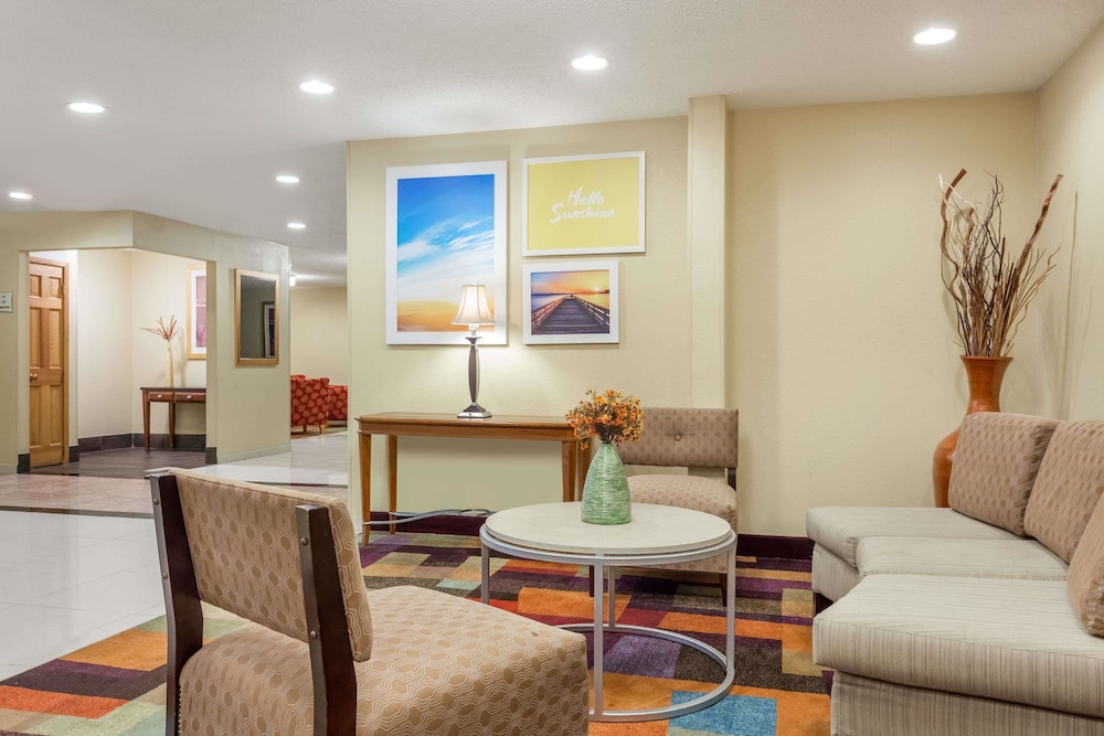 Days Inn Suites By Wyndham Bloomington Normal Il 33/45