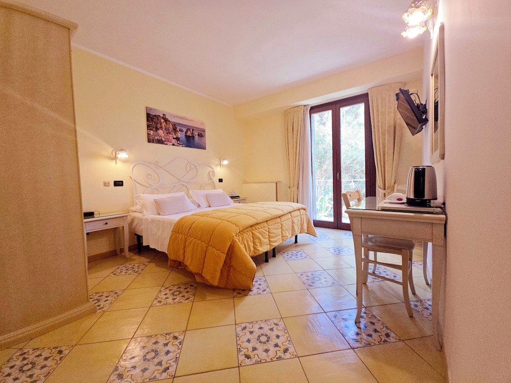 Room, Side Sea View, Balcony، HOTEL CALA MARINA 4/10
