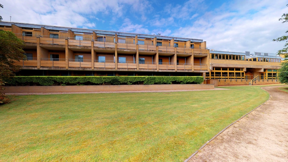 College Court 24/27