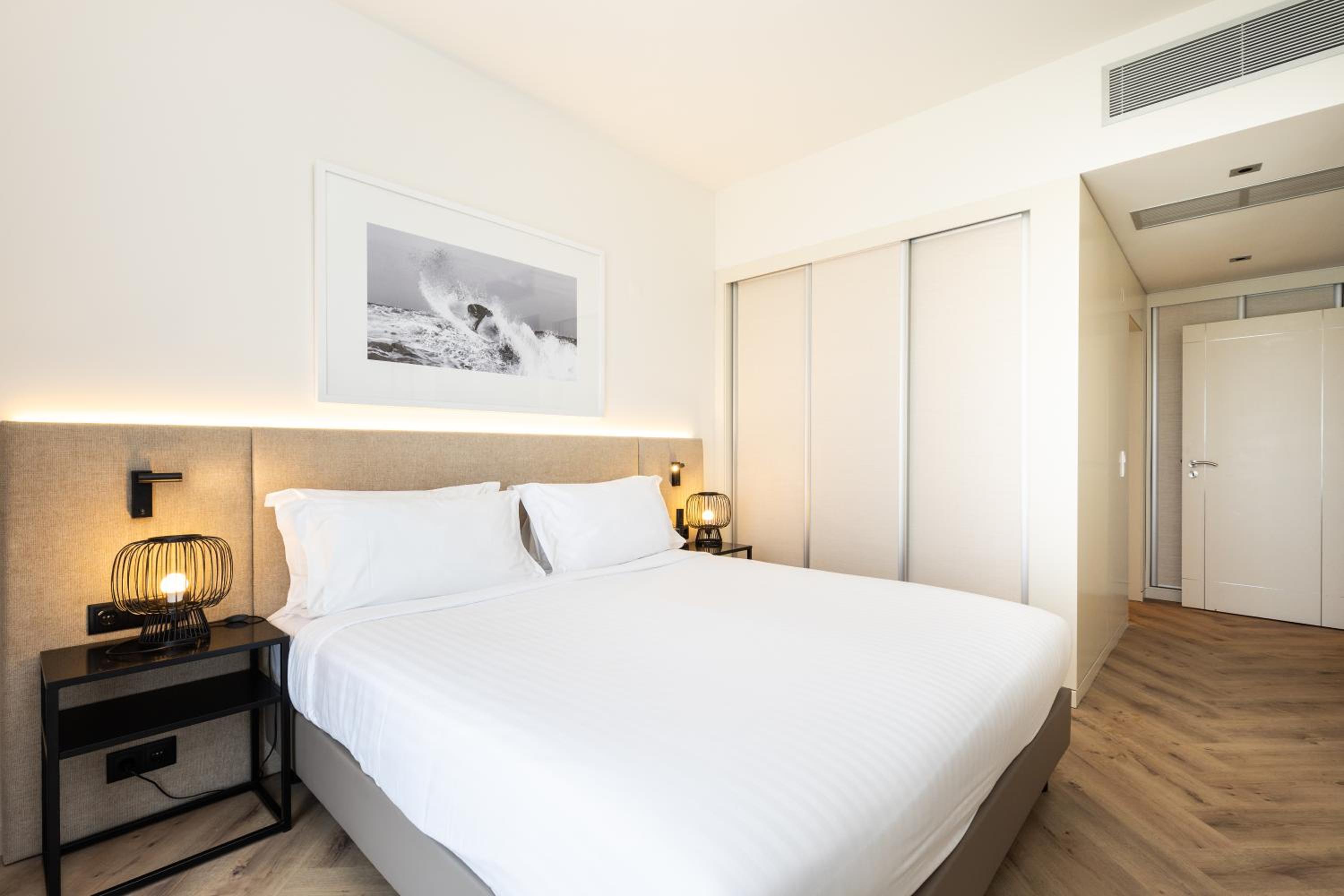 2 Bedrooms, Suite, Single Bed