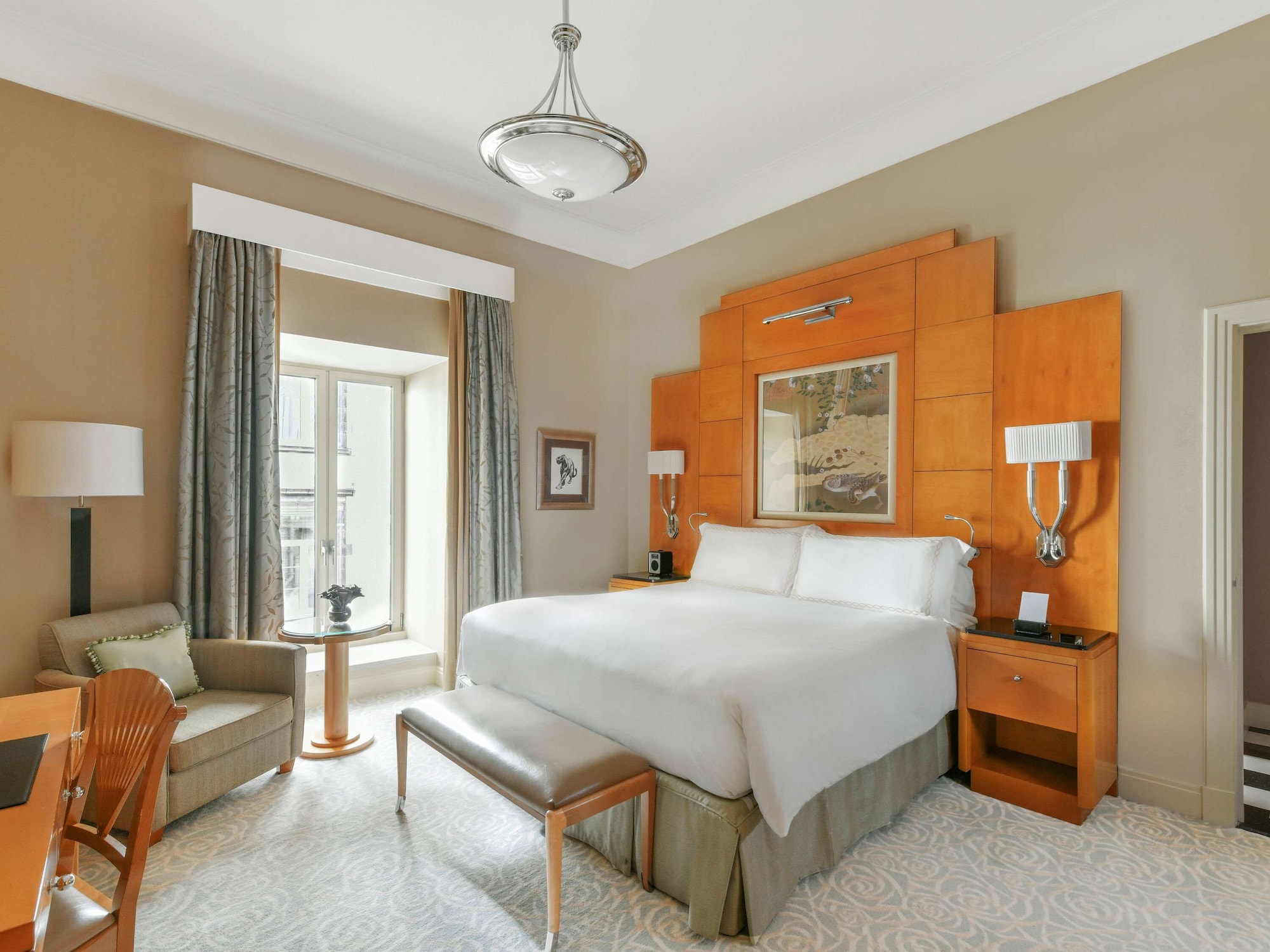 DELUXE, KING BED